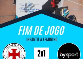 1. Jovem jogadora segurando diploma e medalha.