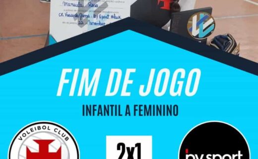 1. Jovem jogadora segurando diploma e medalha.