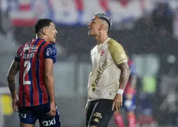 1. Jogadores do Vasco em disputa em campo choveu.