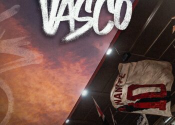 1. Placa com céu ao entardecer e torcida do Vasco.