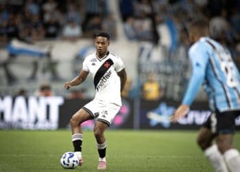 1. Jogador do Vasco com a bola em campo.