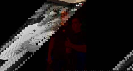 Homem com camisa do Vasco e outro com camiseta de time.