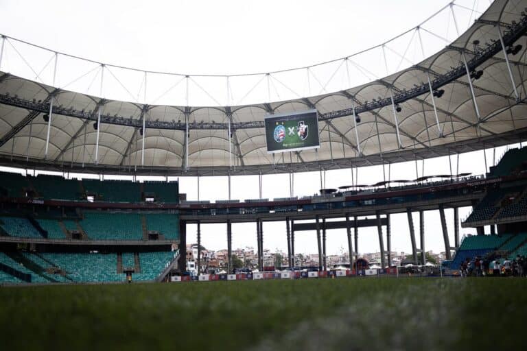 Estádio do Vasco da Gama com campo preparado para jogo.