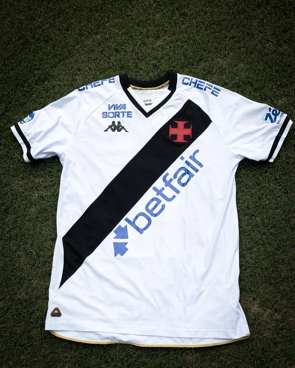 1. Camisa do Vasco com faixa preta diagonal.