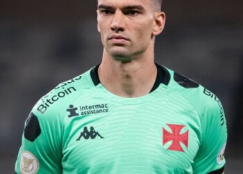 Jogador do Vasco com camisa verde e expressão séria.