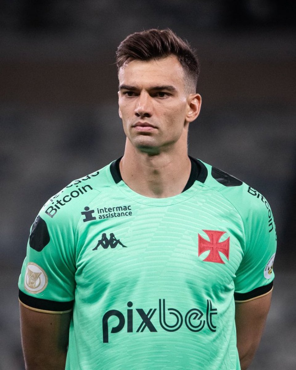 Jogador do Vasco com camisa verde e expressão séria.