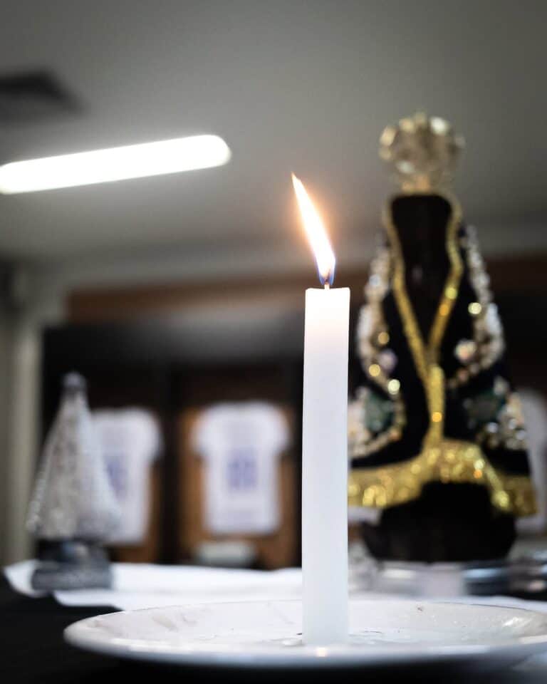 - Velas acesas no altar do Sagrado Coração de Jesus.