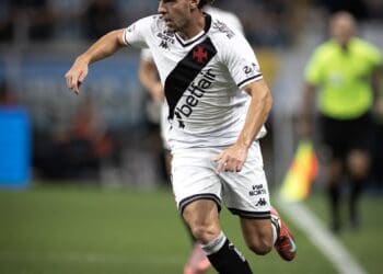 1. Jogador do Vasco em ação com a bola.