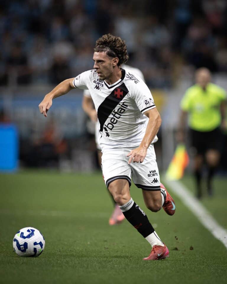 1. Jogador do Vasco em ação com a bola.