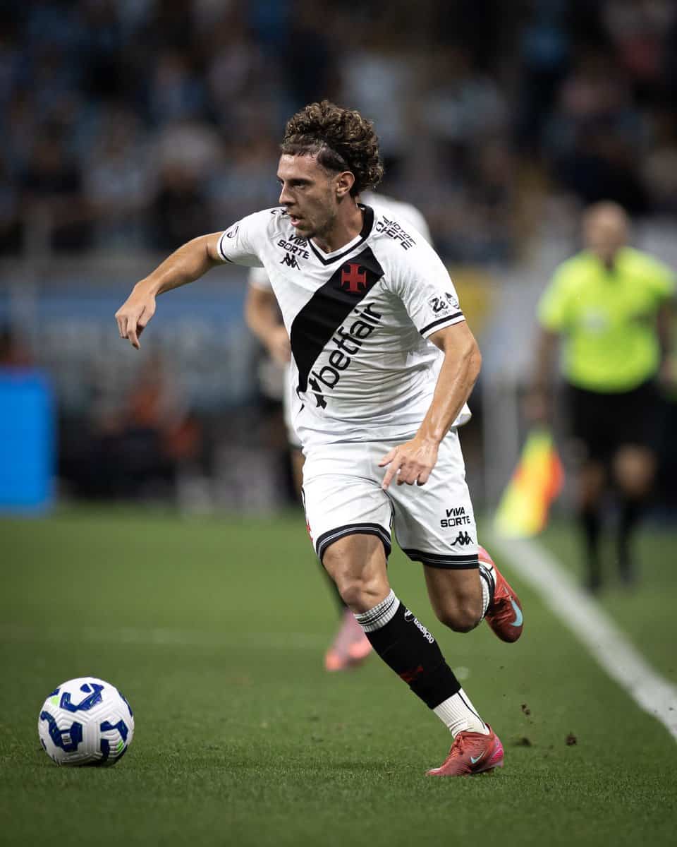 1. Jogador do Vasco em ação com a bola.