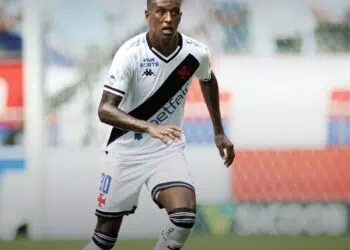 1. Jogador do Vasco em ação durante partida de futebol.
