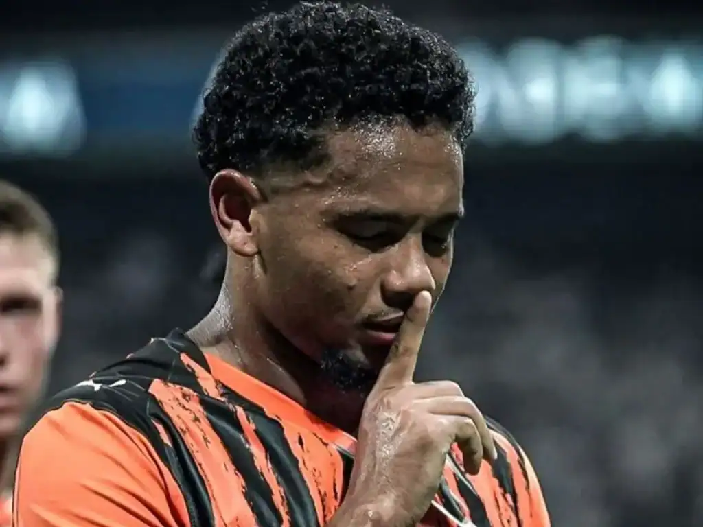 Silêncio e respeito, jogador faz gesto de segredo.