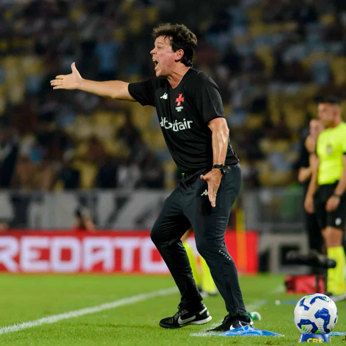 1. Árbitro de futebol em ação no estádio.