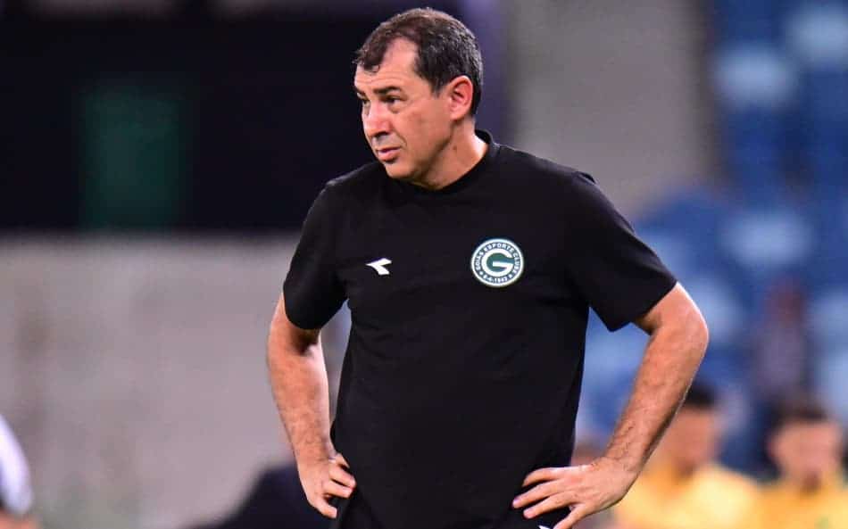 Treinador do Vasco em campo, observando jogo.