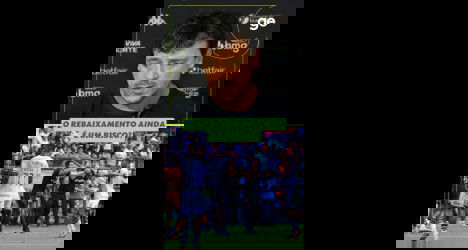 Futebol com treinador e jogadores em campo.