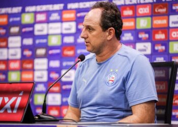 Treinador do Vasco durante coletiva de imprensa.