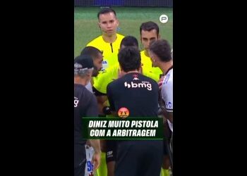 Árbitro Diniz conversando com jogadores do Vasco.