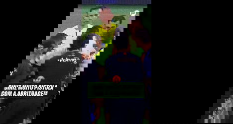 Árbitro Diniz conversando com jogadores do Vasco.