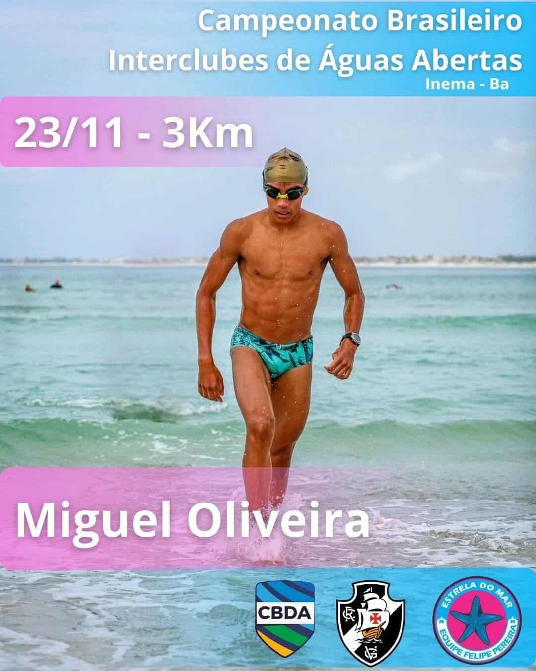 Nadador masculino na água do mar com óculos.