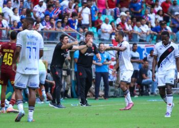 Agressão entre jogadores do Vasco e adversário.