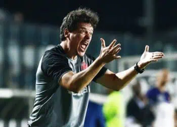 1. Treinador do Vasco making gesturing hand signs.