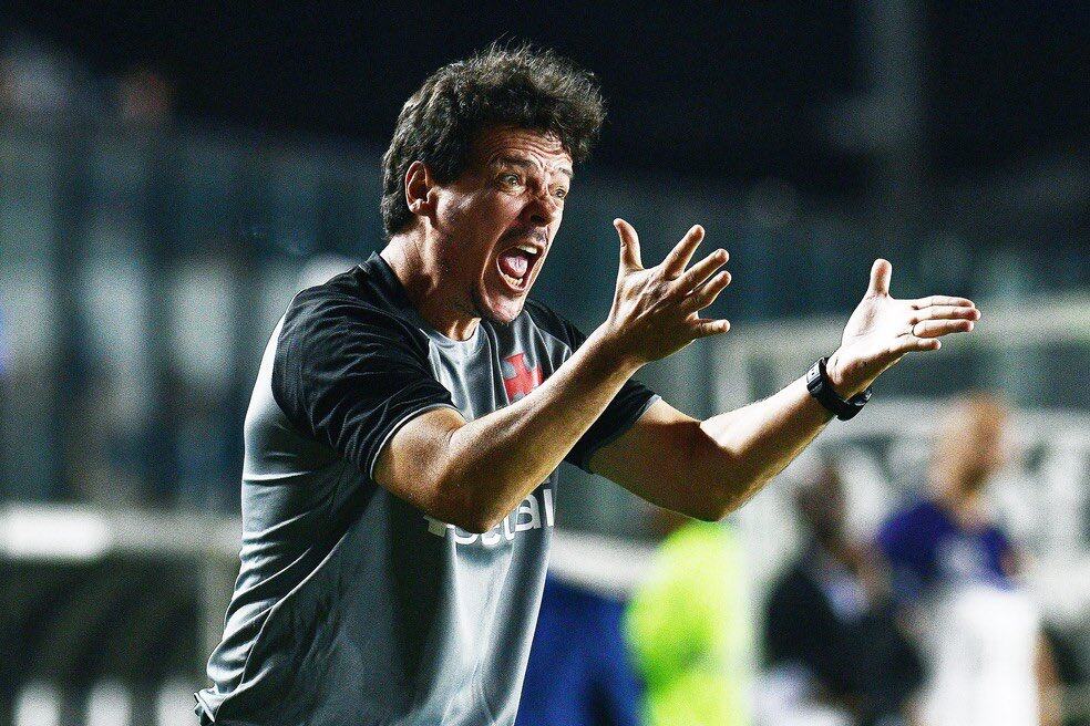 1. Treinador do Vasco making gesturing hand signs.