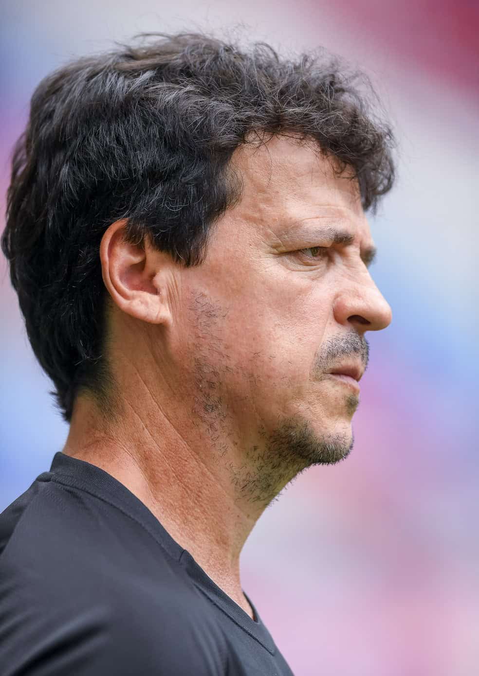 1. Treinador do Vasco em perfil lateral.