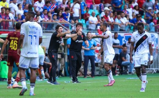 Aventureiro no campo e torcida ao fundo.