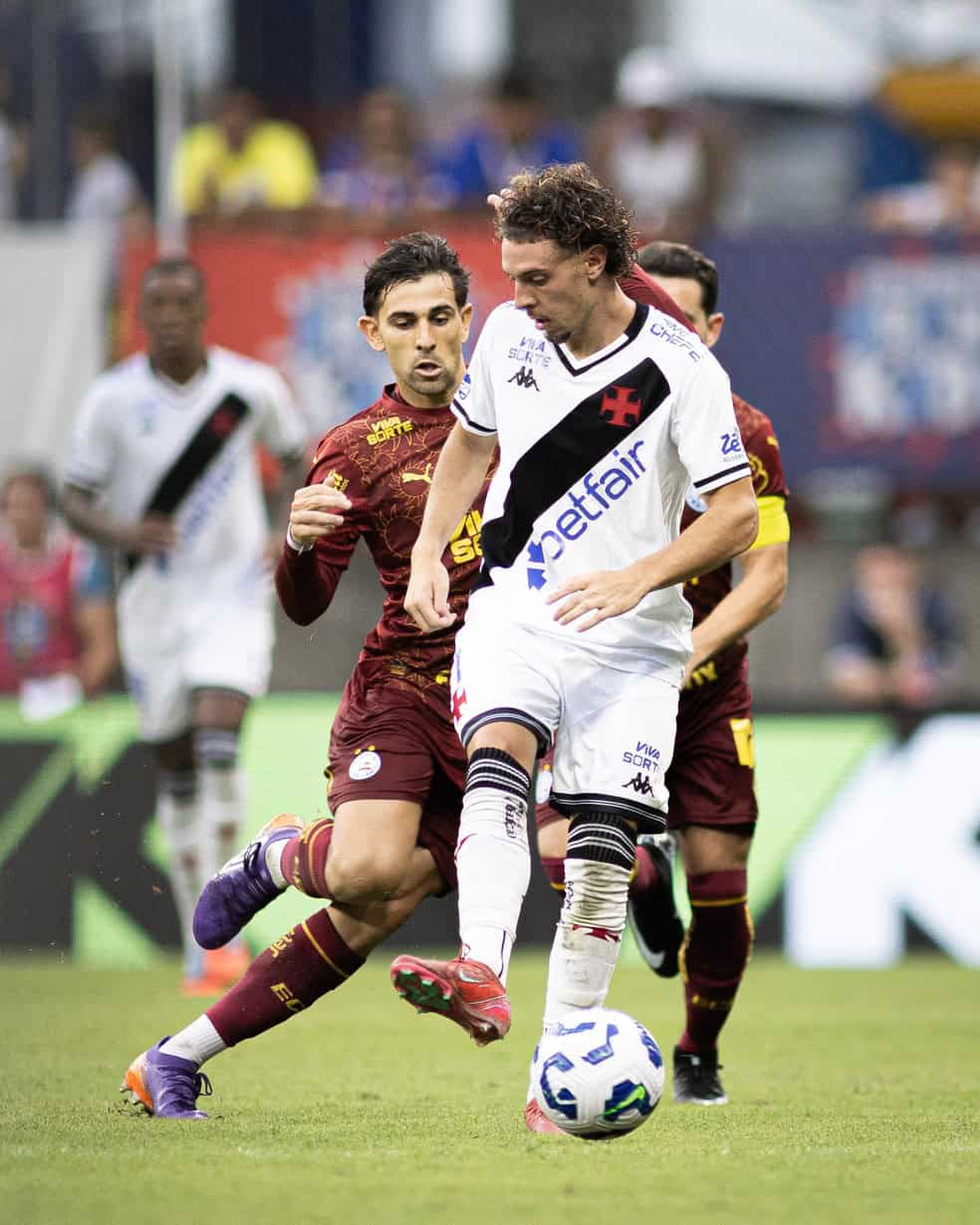 1. Jogador do Vasco com chute na bola.