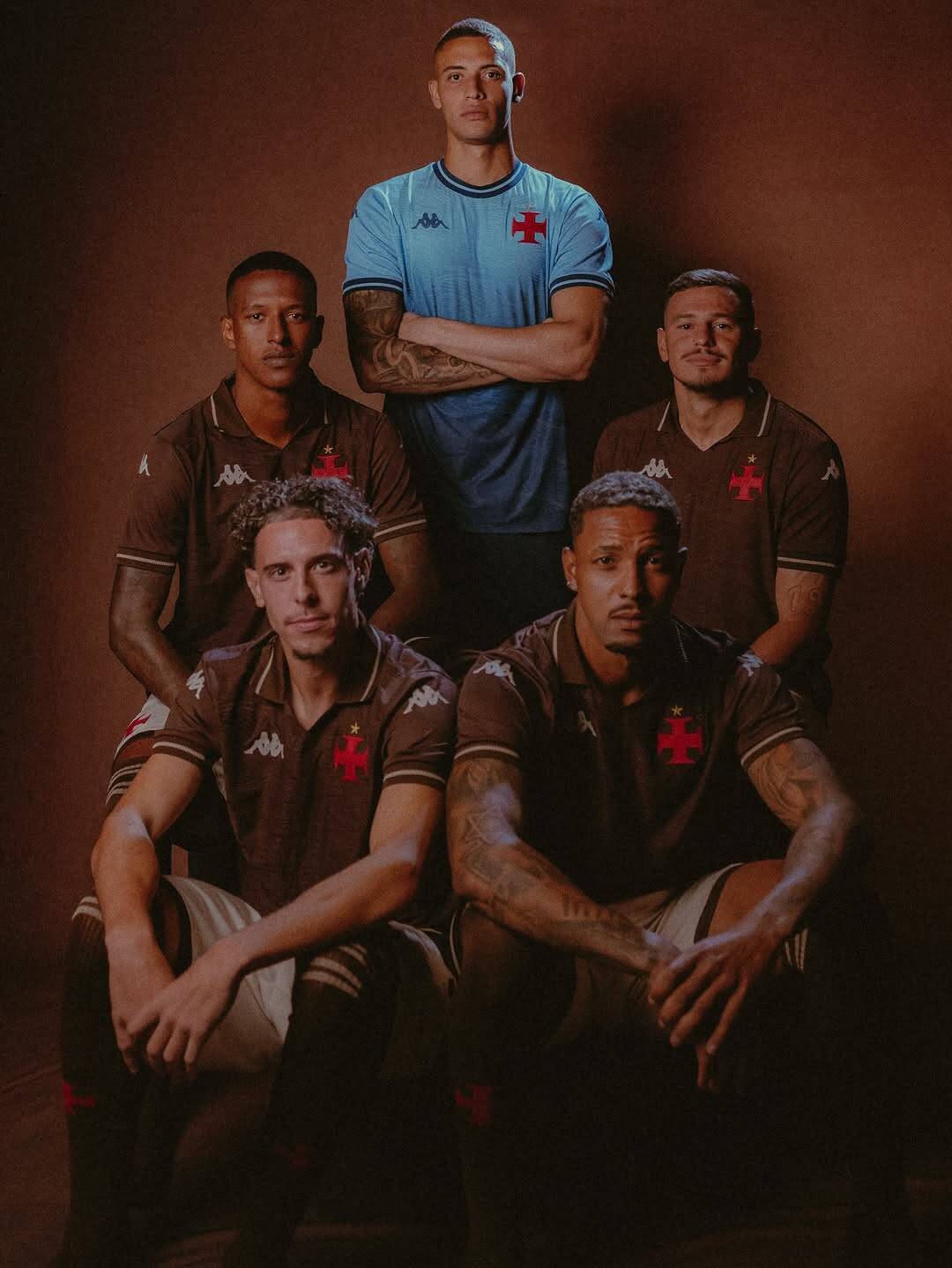 1. Jogadores do Vasco com uniforme oficial.