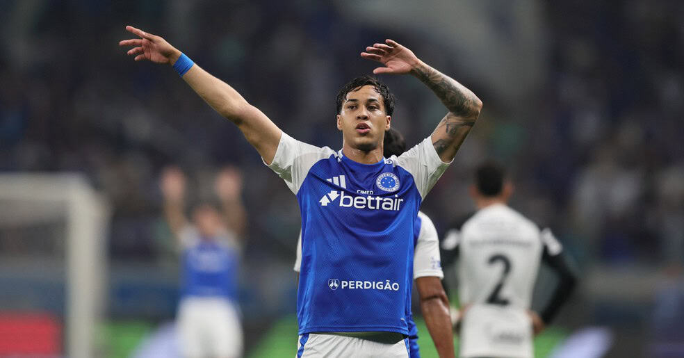 1. Jogador do Vasco comemorando em campo.