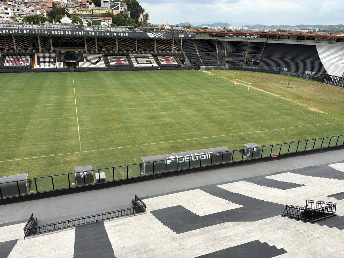 Campo de futebol no Estádio Vasco da Gama.