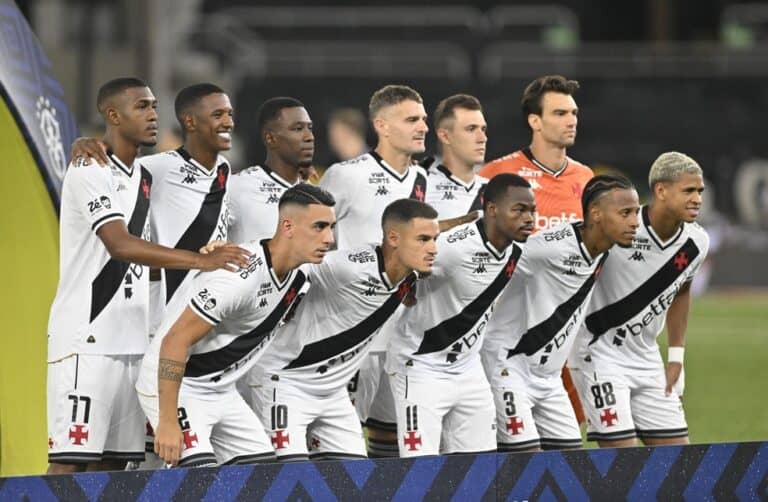 1. Time do Vasco da Gama posando antes de jogo.