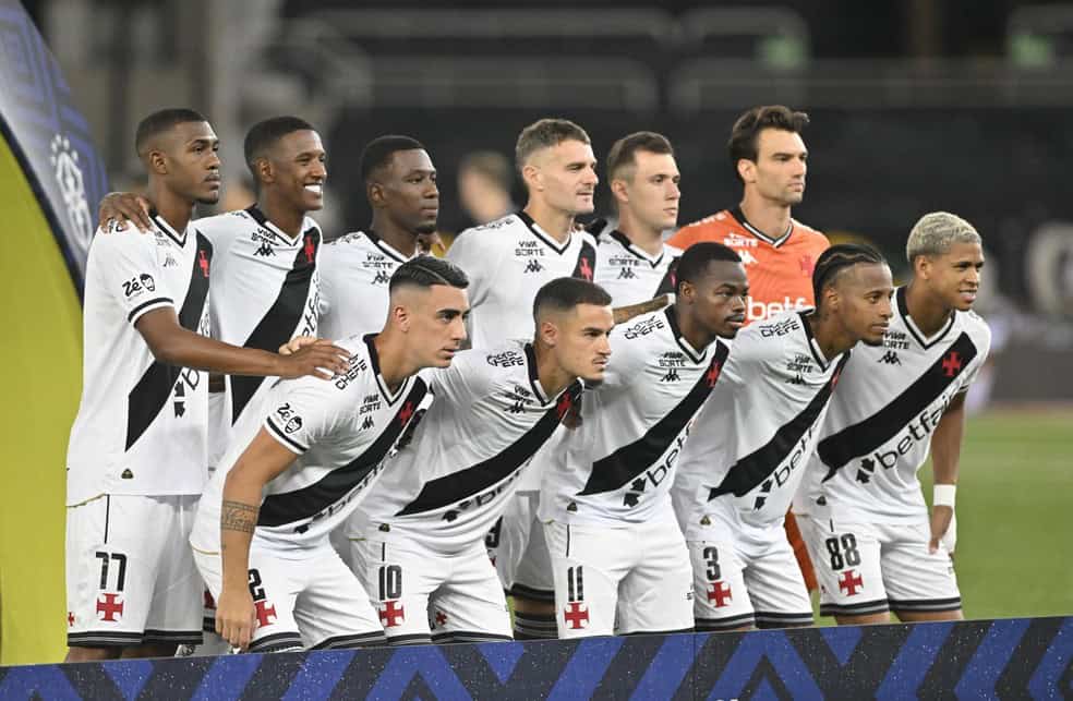 1. Time do Vasco da Gama posando antes de jogo.