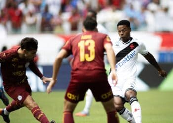 Matheus França vê seu prestígio diminuir no Vasco e não tem se mostrado à altura como titular.