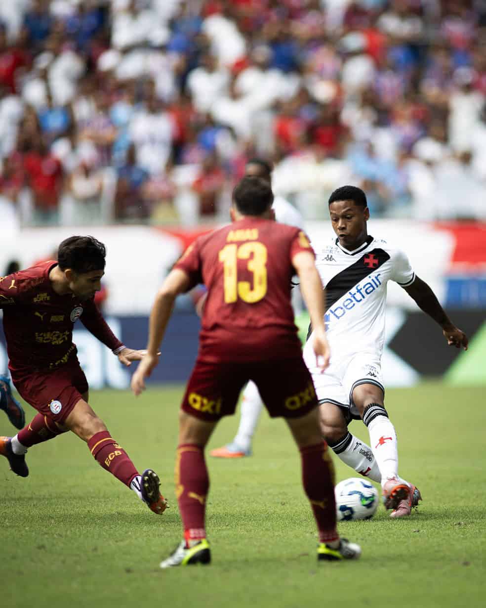 1. Jogadores do Vasco em ação no campo de futebol.