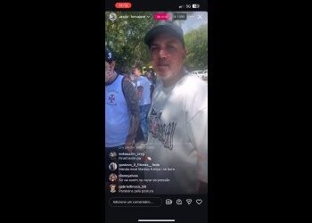 Homem vestido de branco em coleta de assinatura.