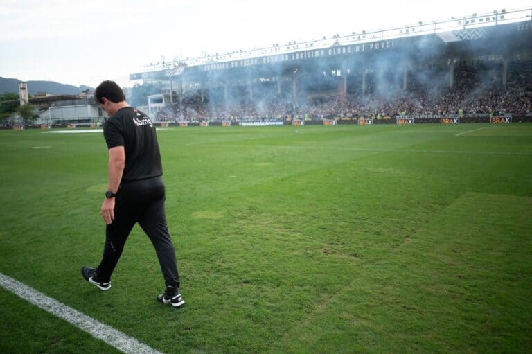 1. Técnico do Vasco caminhando pelo campo.