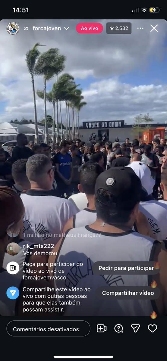 Vasco da Gama na evento com torcedores, céu nublado.