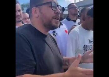 Homem falando com torcedores do Vasco.