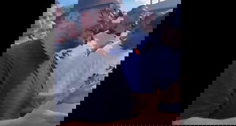 Homem falando com torcedores do Vasco.