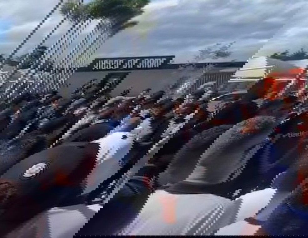 20251125-180551-1-10-protesto-da-torcida-do-vasco-no-ct-moacyr-barbosa-foto-reproducao-1 Protesto da torcida do Vasco no CT Moacyr Barbosa — Foto: Reprodução