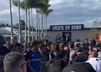 Multidão de torcedores em frente ao estádio Vasco da Gama.