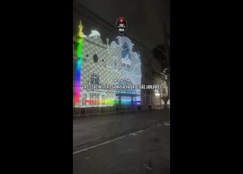 Iluminação colorida do Estádio de São Januário na noite.