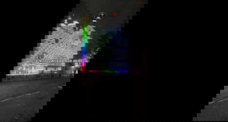 Iluminação colorida do Estádio de São Januário na noite.