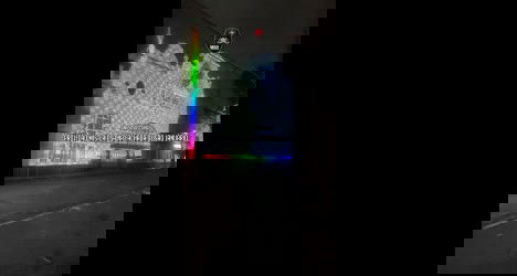 Iluminação do escudo do Vasco na parede durante a noite.