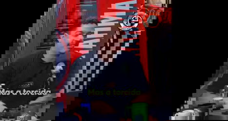 Homem falando em podcast com microfone.