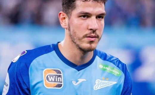 1. Jogador do Cruzeiro em jogo com uniforme azul.