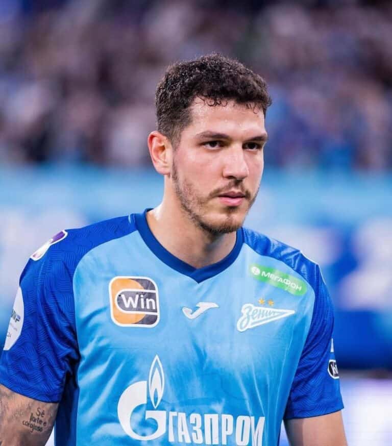 1. Jogador do Cruzeiro em jogo com uniforme azul.