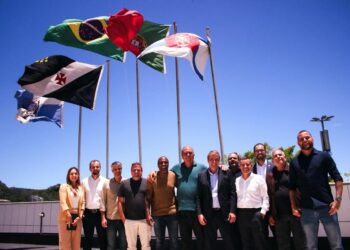 Bandeiras do Vasco em reunião ao ar livre.